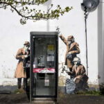 ecoute cabine banksy