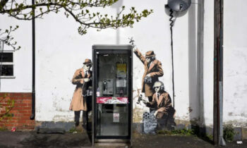 ecoute cabine banksy